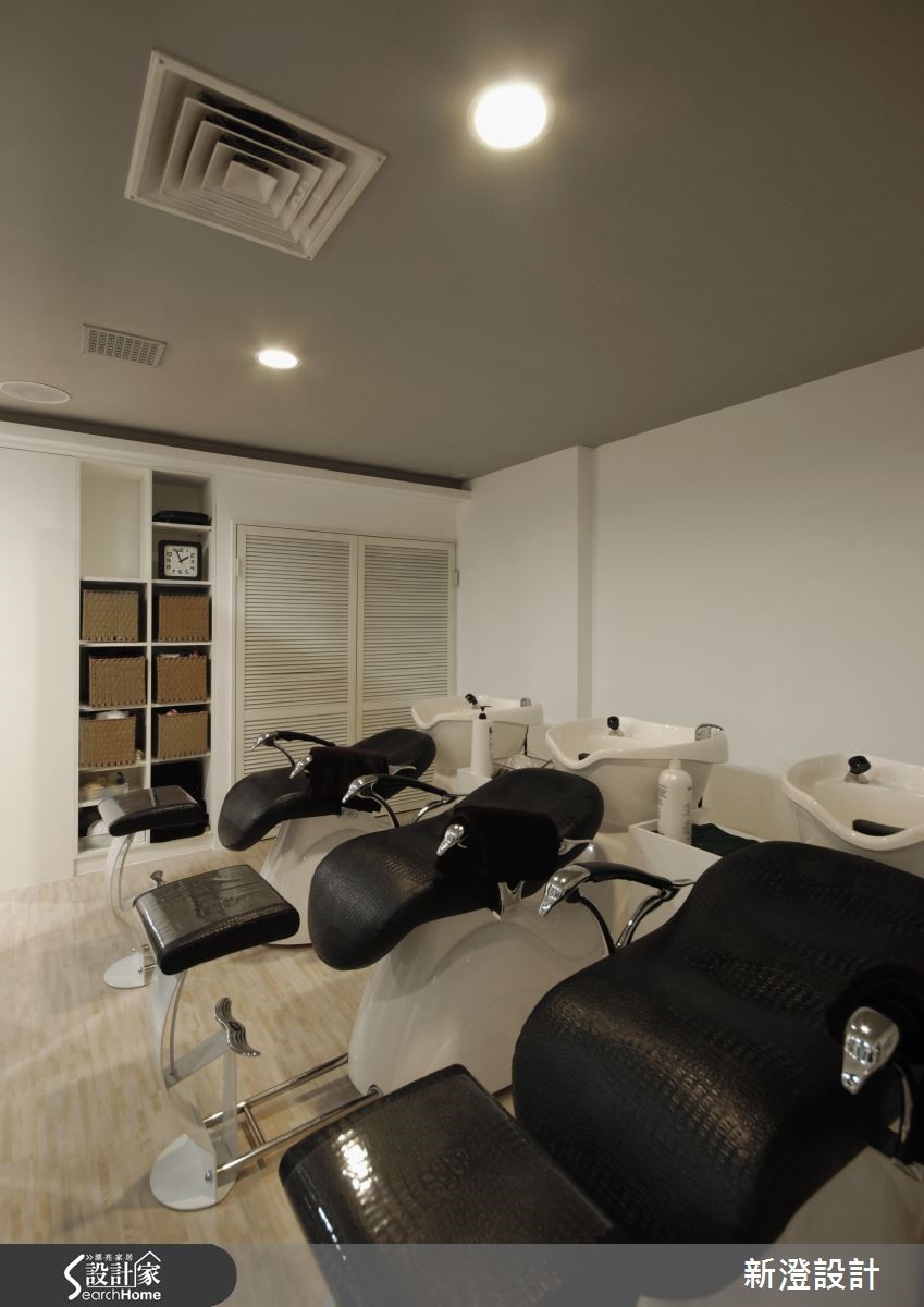 位於台中中區的老屋，在經由設計師重整後，加入內斂、